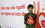 Sân khấu độc đáo làm từ hơn 10.000 bông hoa loa kèn tại Viện Huyết học